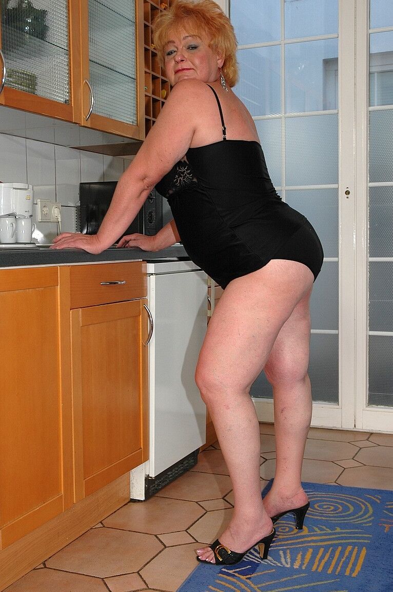 20P La gorda abuela amateur Harriett chupa una polla y se abre de piernas para follar en la mesa