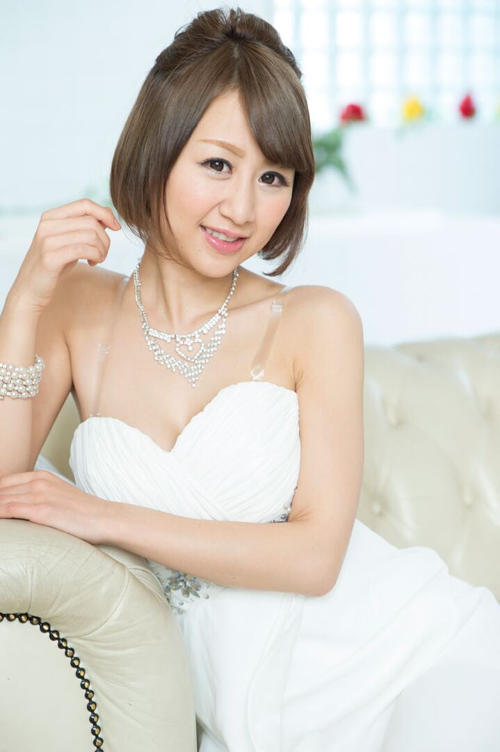 21P A esposa japonesa peituda Aona Kozue fode sua boceta peluda durante um banho de espuma