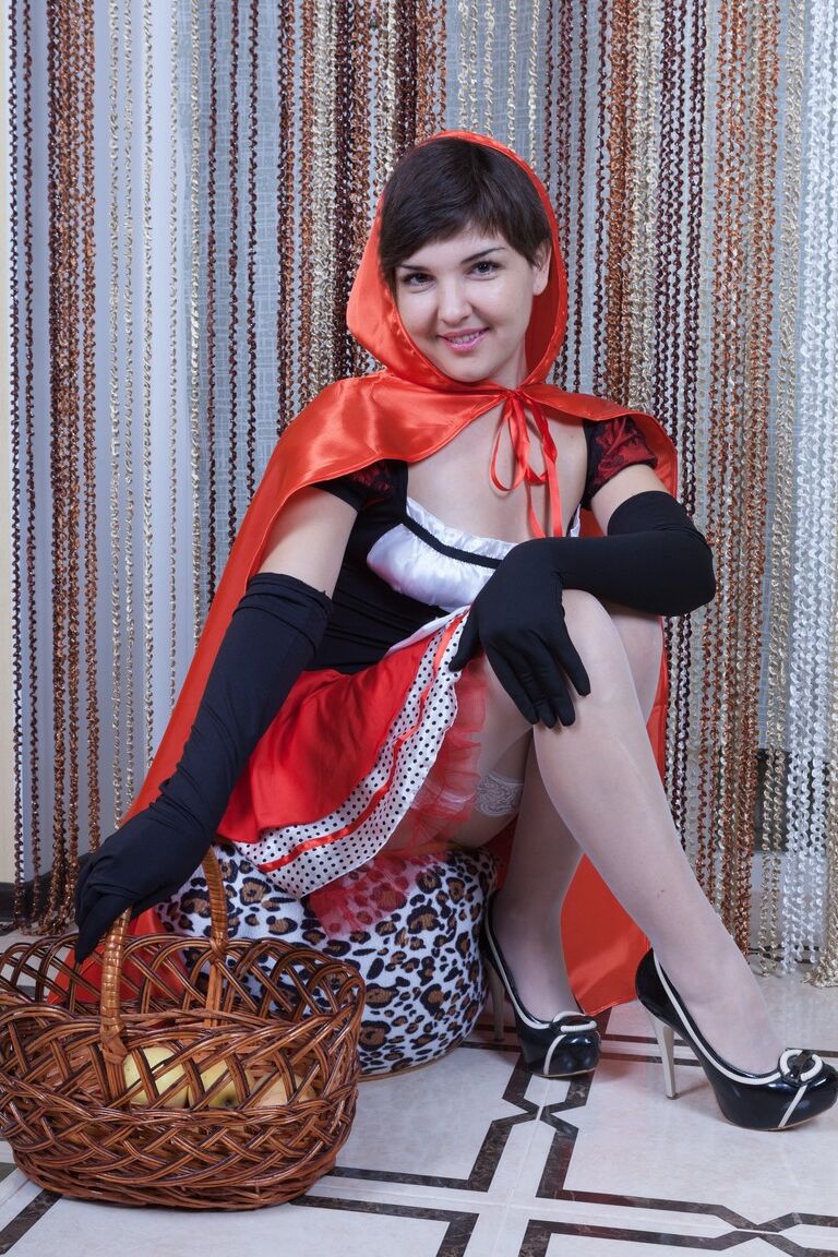 21P Heißes Rotkäppchen Rubina zieht sich aus und spielt mit ihrer haarigen Möse