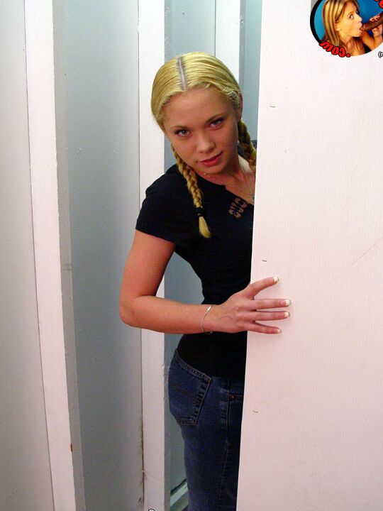 19P A pequena loira fofa Krissy Kay descasca a calça jeans para se divertir chupando um buraco de glória