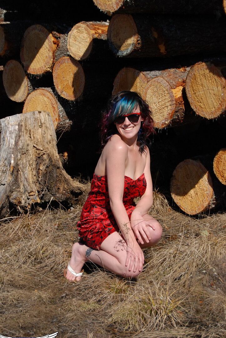 12P A provocadora excitada Sabrina mostra seus seios perfeitos enquanto faz topless ao ar livre