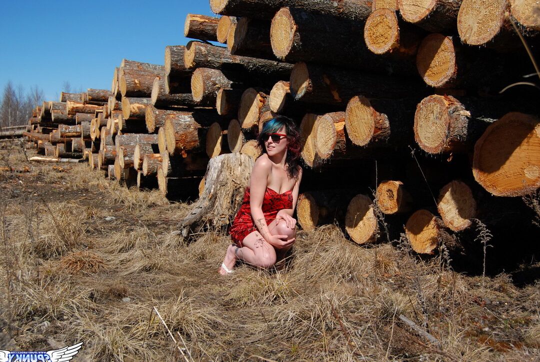12P A provocadora excitada Sabrina mostra seus seios perfeitos enquanto faz topless ao ar livre