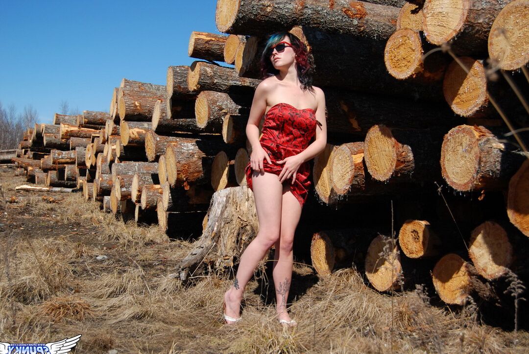 12P A provocadora excitada Sabrina mostra seus seios perfeitos enquanto faz topless ao ar livre