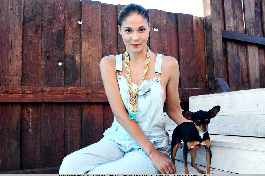 18P 長身美人カリスタ B がデッキ上のバフでモデル化する前に子犬を置く