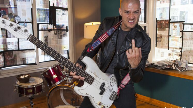15P Une femme blonde finit suspendue en esclavage par un guitariste de rock