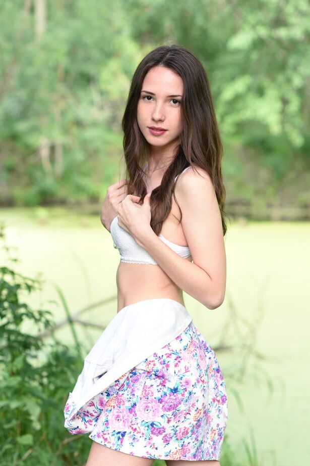 18P Gata morena magra expondo a bunda adolescente apertada na floresta para espalhar glamour