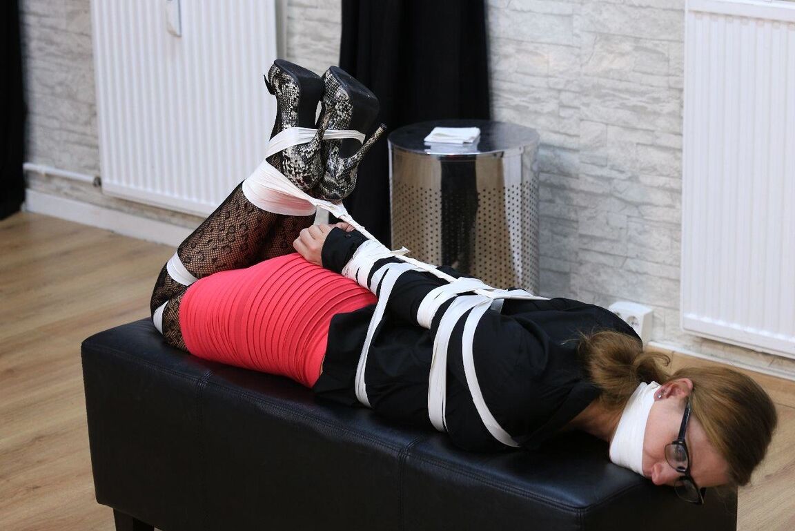 16P Sexy Tied Girls Femme d'affaires extrêmement scotchée