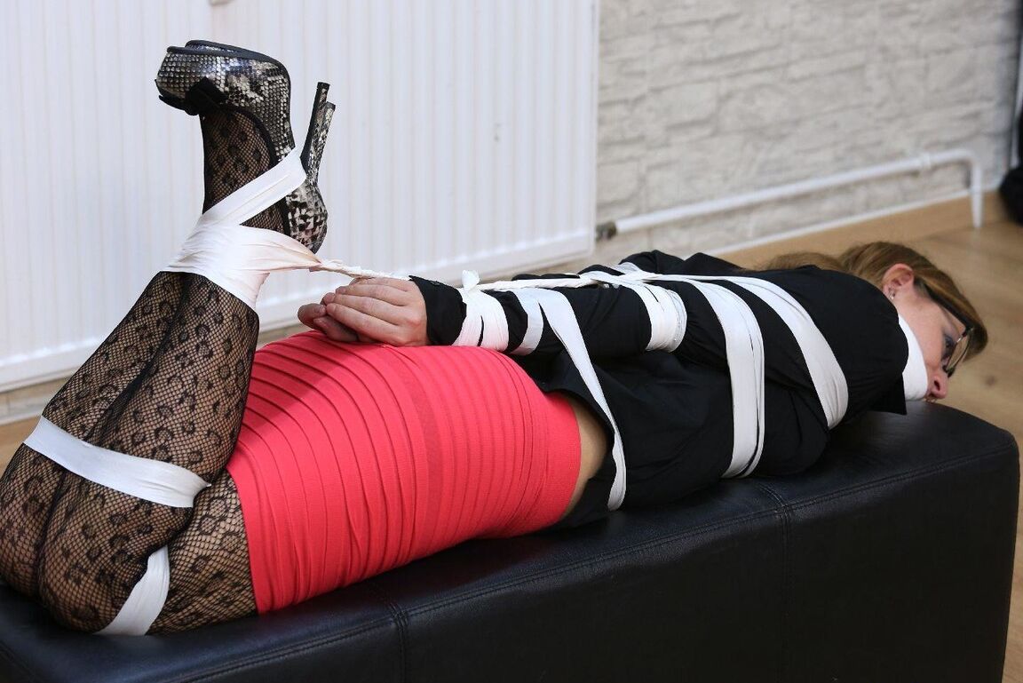 16P Sexy Tied Girls Femme d'affaires extrêmement scotchée