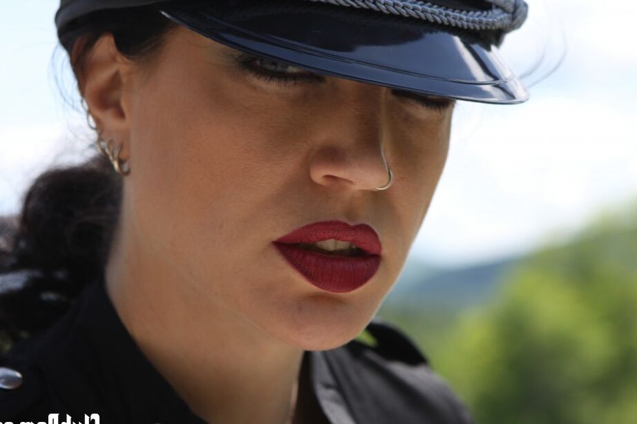 13P As amantes mandonas Jean Bardot e Tatiana chicoteando seu escravo negro ao ar livre