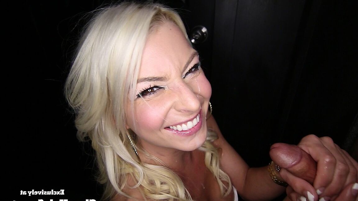 19P Loira de olhos grandes MILF Kali leva uma grande gozada facial em um boquete nu ajoelhado