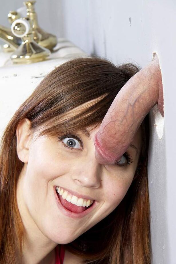 16P Petite pornstar Nickey Huntsman encontra um pau para chupar no buraco da glória no banheiro