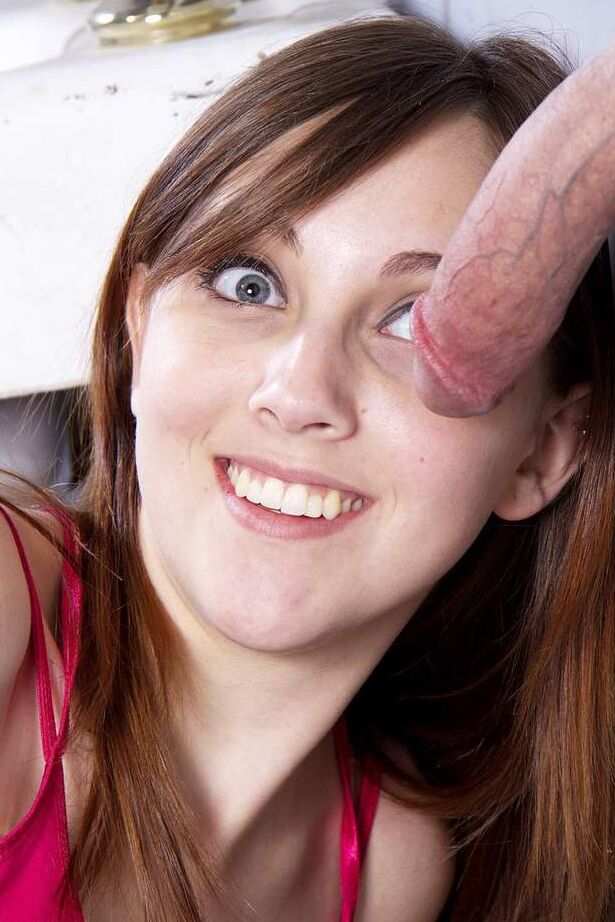 16P Petite pornstar Nickey Huntsman encontra um pau para chupar no buraco da glória no banheiro