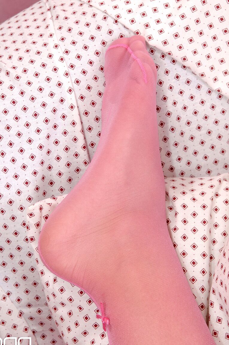 21P La MILF blonde Tereza Fox montre ses pieds chauds