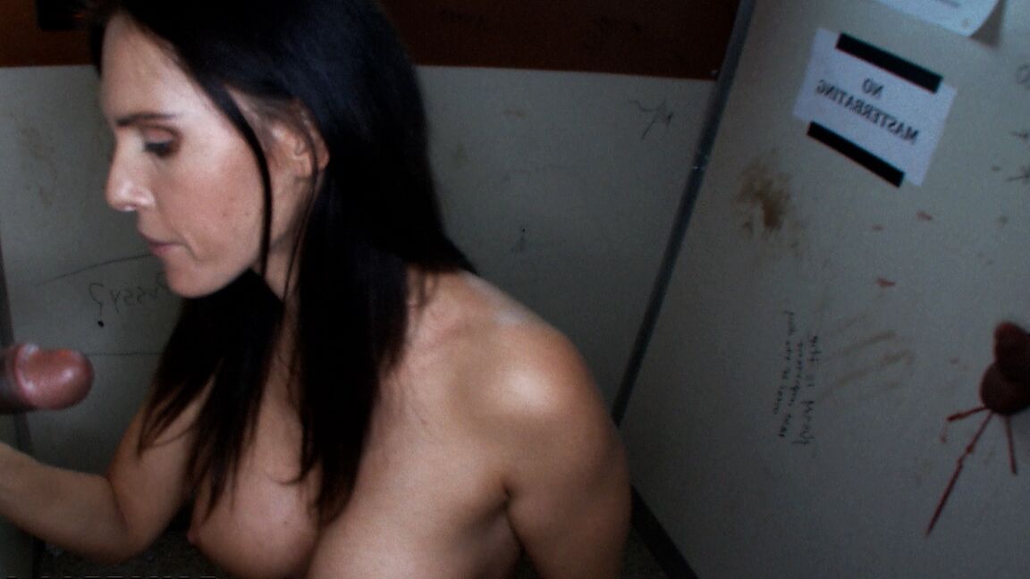 21P Gata morena com peitos incríveis Jennifer Dark é transada em um buraco de glória