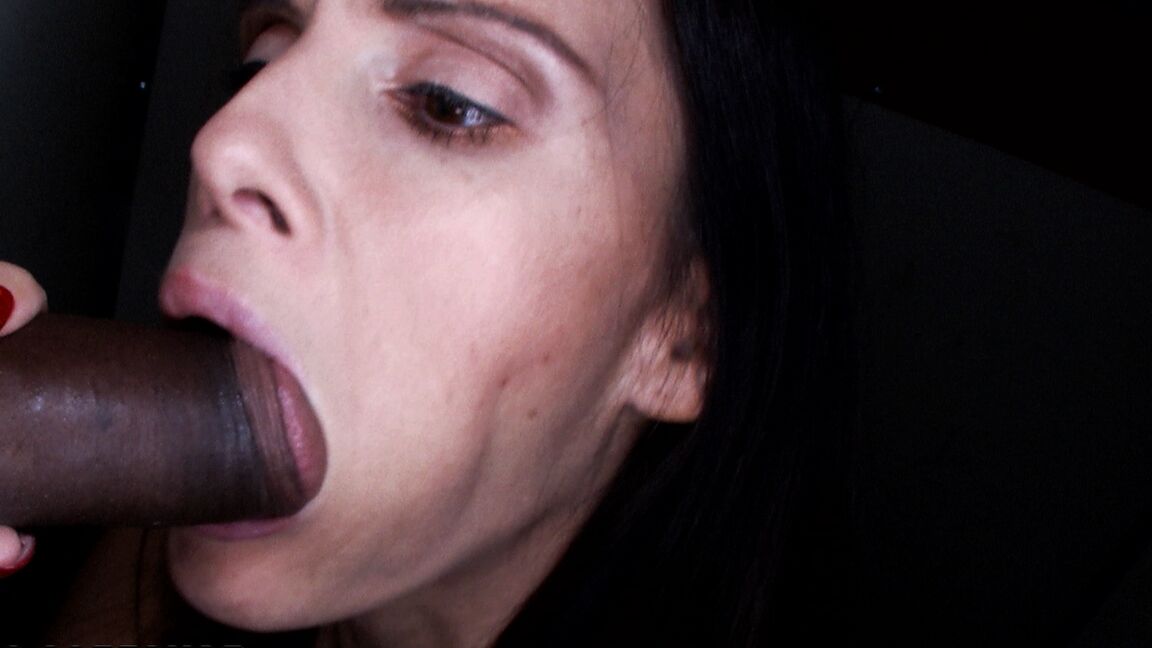 21P Gata morena com peitos incríveis Jennifer Dark é transada em um buraco de glória