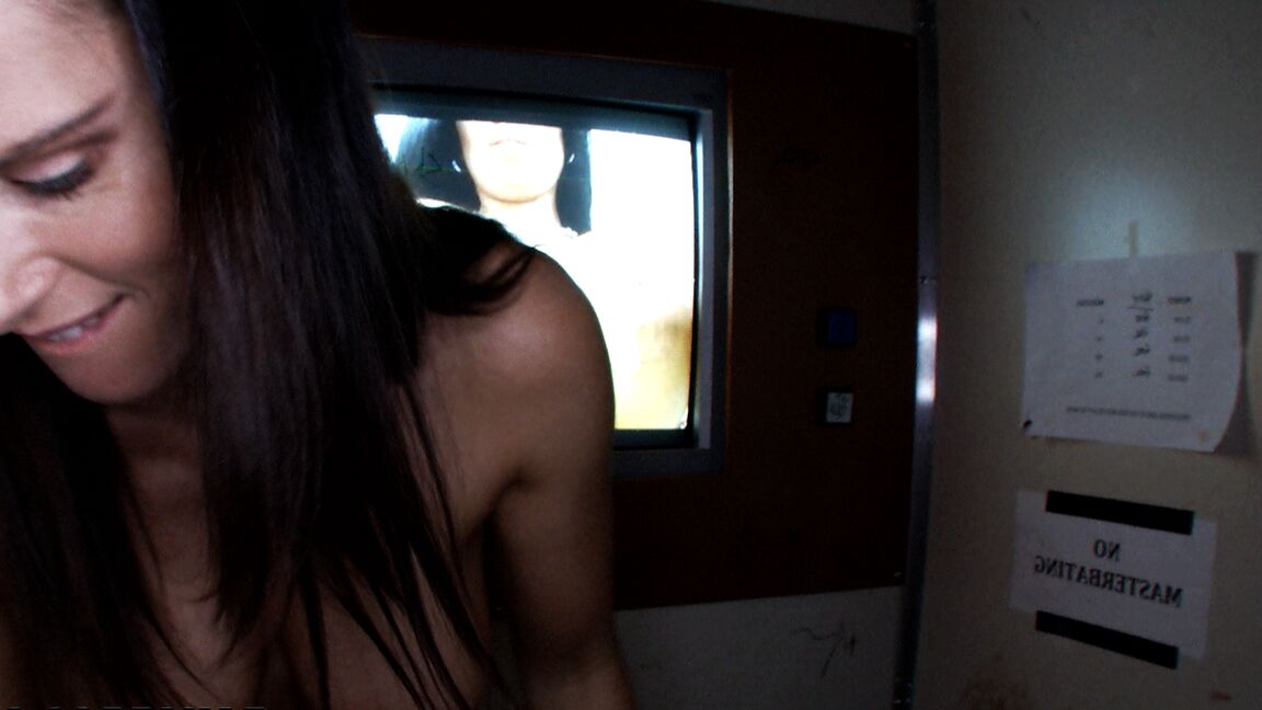 21P Gata morena com peitos incríveis Jennifer Dark é transada em um buraco de glória