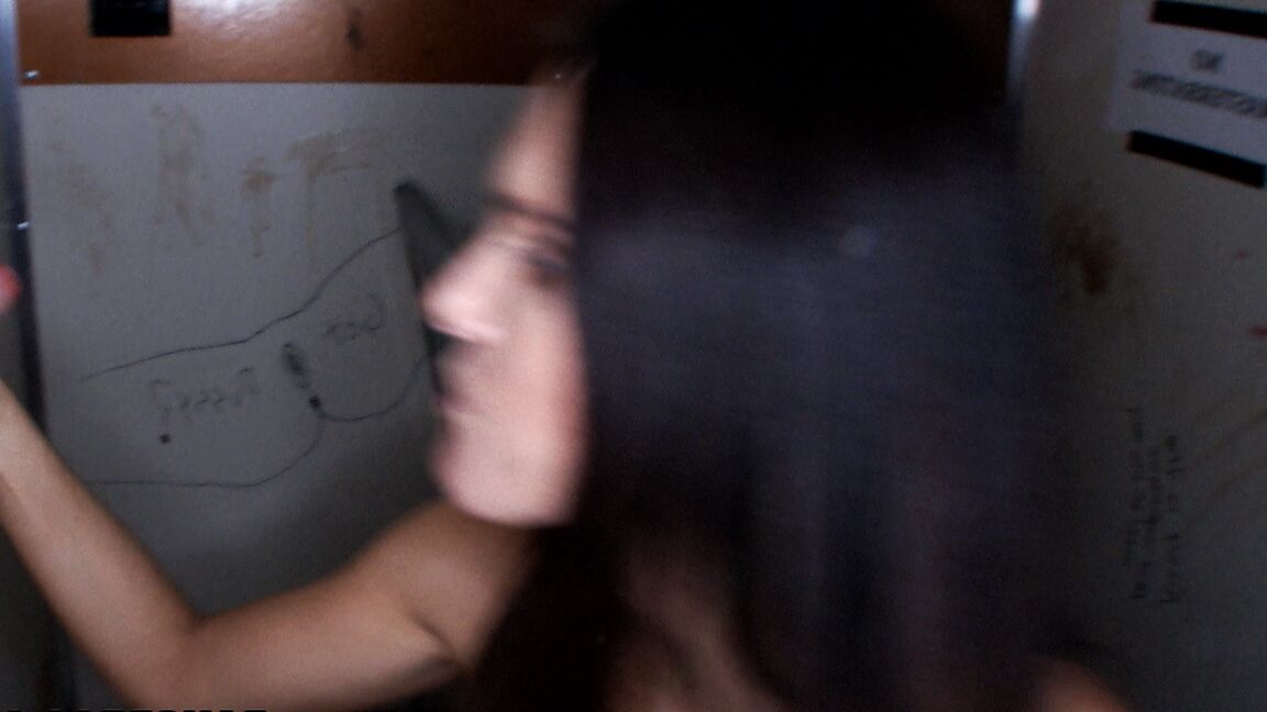 21P Gata morena com peitos incríveis Jennifer Dark é transada em um buraco de glória