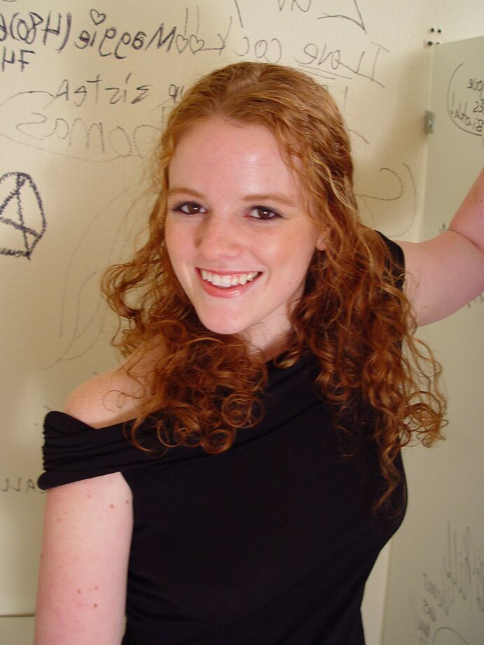 21P Ginger Teen Roxana zieht sich aus, masturbiert und bläst einen leckeren Gloryhole-Dong