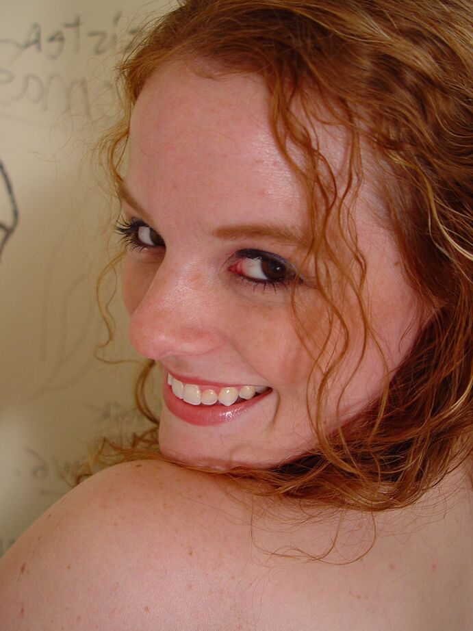 21P Ginger Teen Roxana zieht sich aus, masturbiert und bläst einen leckeren Gloryhole-Dong