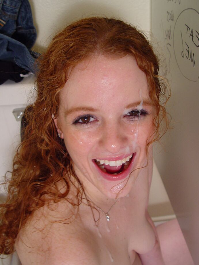 21P Ginger Teen Roxana zieht sich aus, masturbiert und bläst einen leckeren Gloryhole-Dong
