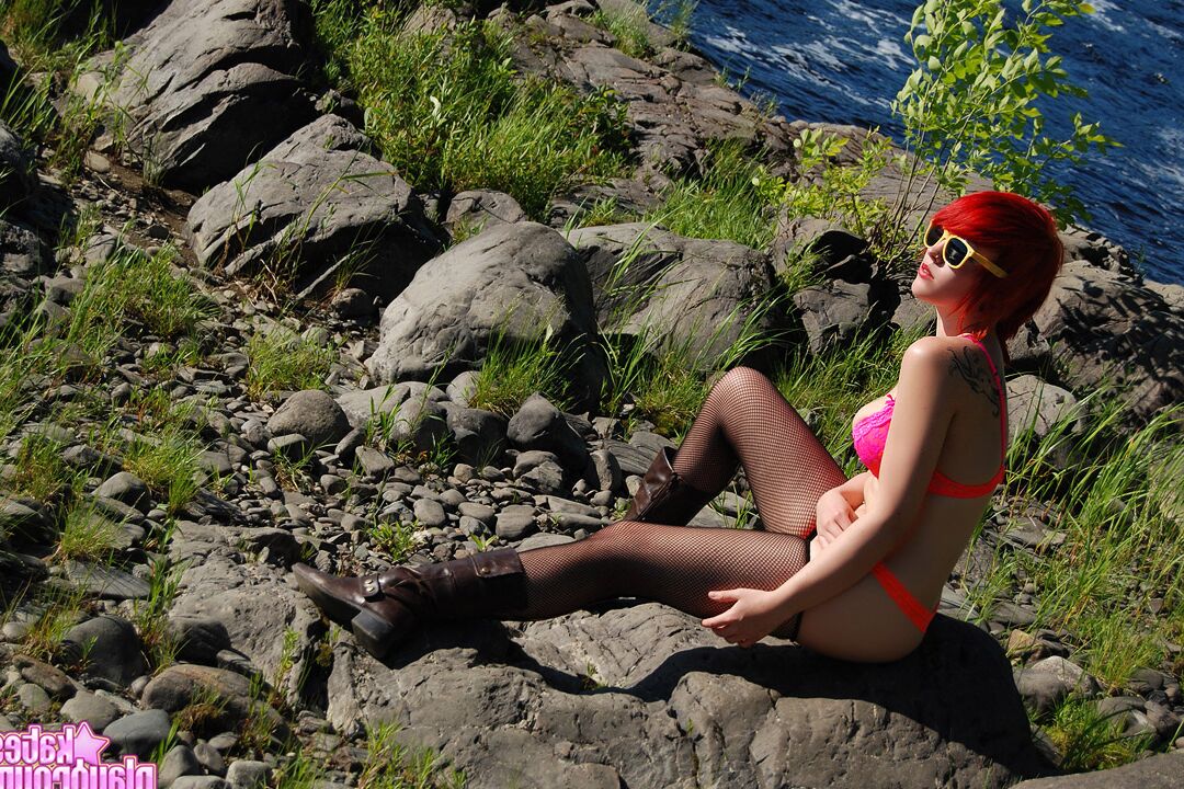 12P Kates girlfriend Sabrina shows off her curves out in the sun as she strips