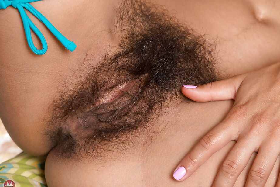 16P La sexy señora mayor Vivi Marie liberando su vagina peluda de la parte inferior del bikini