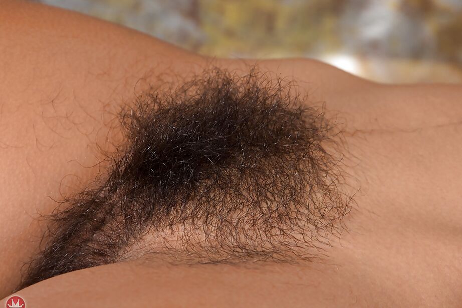 16P La sexy señora mayor Vivi Marie liberando su vagina peluda de la parte inferior del bikini