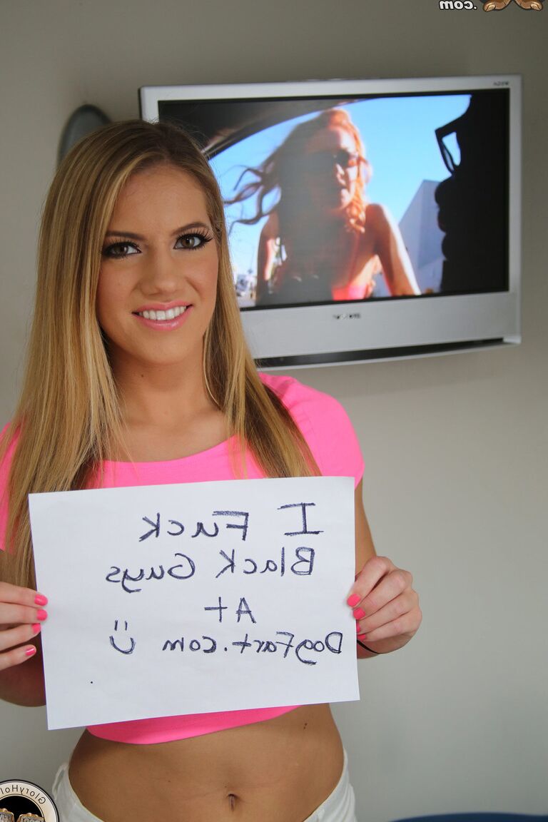 21P Loira querida Candice Dare mostra seus peitos pequenos