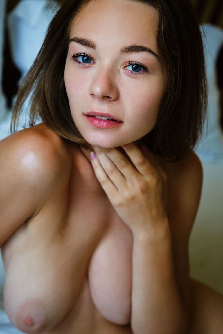 21P La dulce joven Selina descubre sus hermosas tetas mientras se desnuda