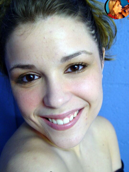 21P Die brünette Süße Katie Thomas zeigt ihre kleinen Brüste und bläst einen Gloryhole-Schwanz