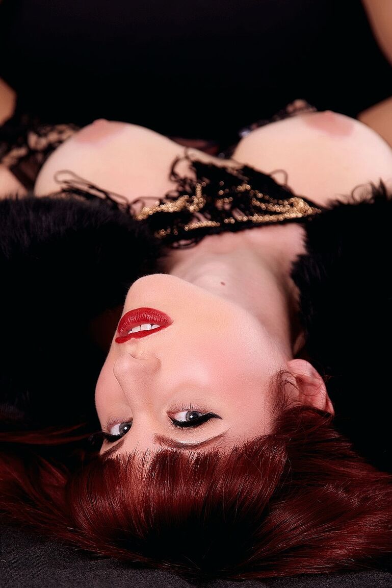 21P La rousse roumaine Andrea Rosu boit du vin en posant dans sa tenue dominante