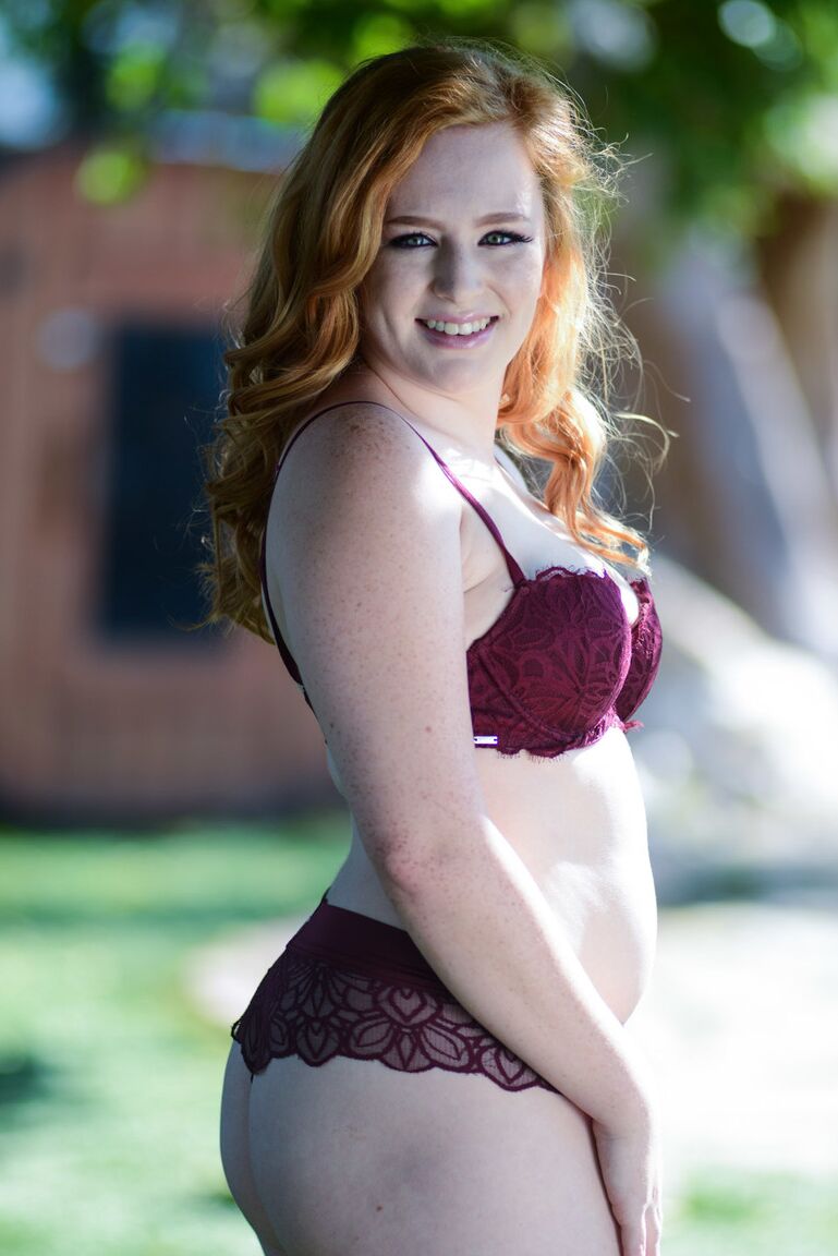17P Adolescente branca de bunda grande com peitos naturais Lucy Foxx posando nua no parque