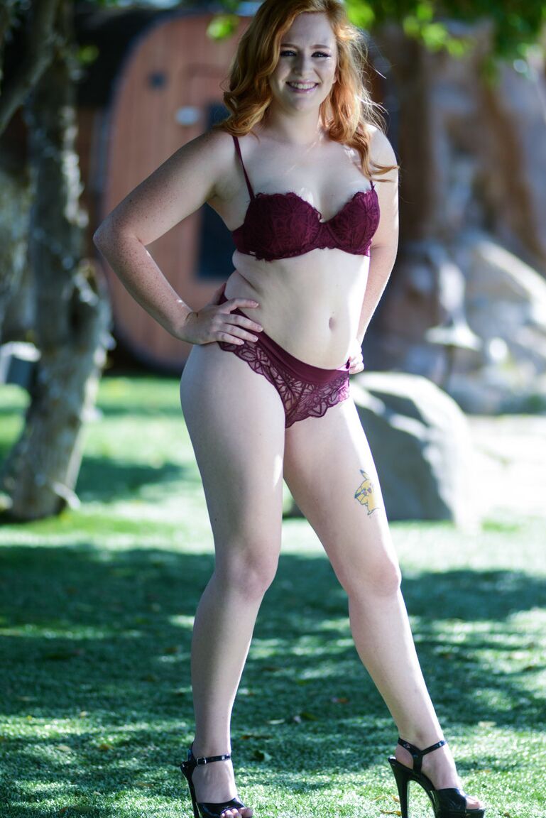 17P Adolescente branca de bunda grande com peitos naturais Lucy Foxx posando nua no parque
