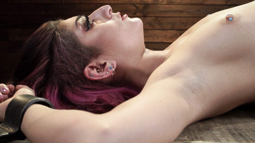 20P American slave girl Nikki Knightly	gets painfully toyed while bound