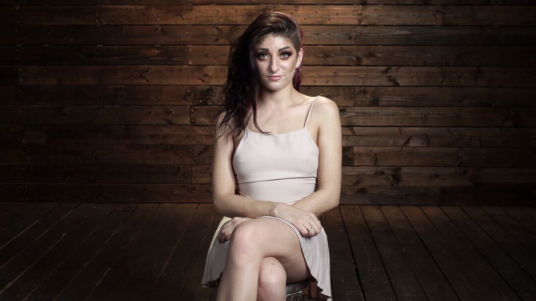 20P American slave girl Nikki Knightly	gets painfully toyed while bound