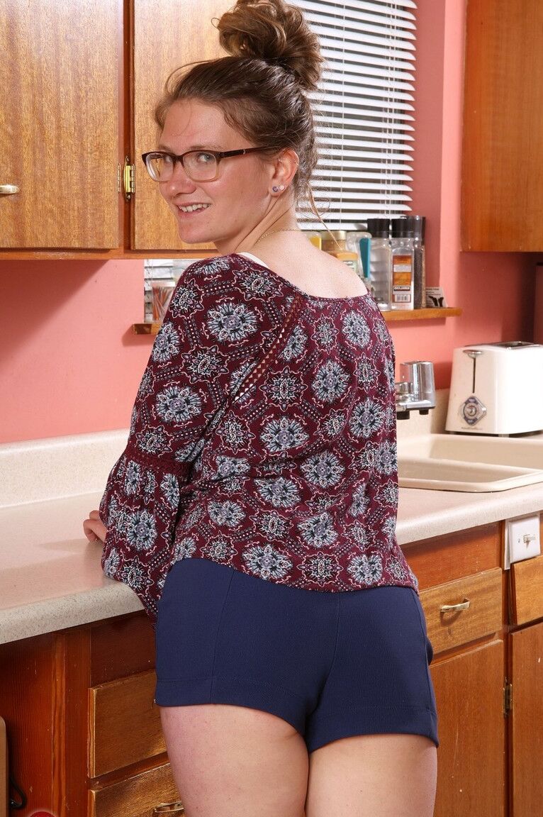 21P Skyler amadora Nerdy revela suas axilas peludas e sua vulva na cozinha