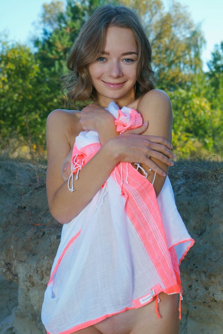 21P Adolescente angelical con tetas adorables Selina hace alarde de su coño al aire libre