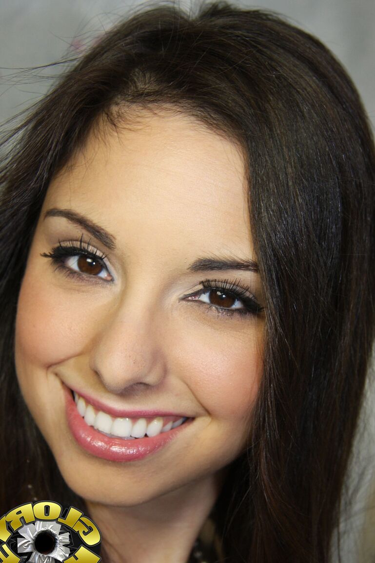 21P Teen Taylor Jean se doigte la chatte rasée avant de la sucer