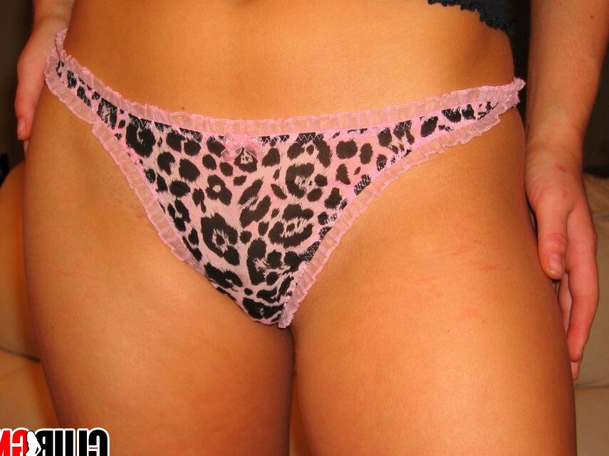 12P A encantadora jovem Mandy modela um top transparente e uma tanga durante uma sessão de fotos SFW