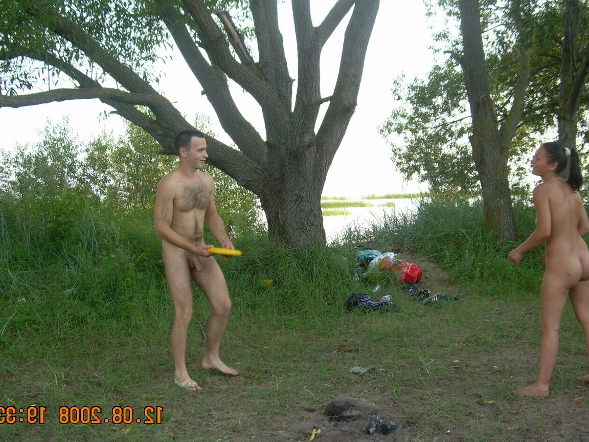 21P La joven amateur Mila juega desnuda y recibe una follada y un facial junto al río