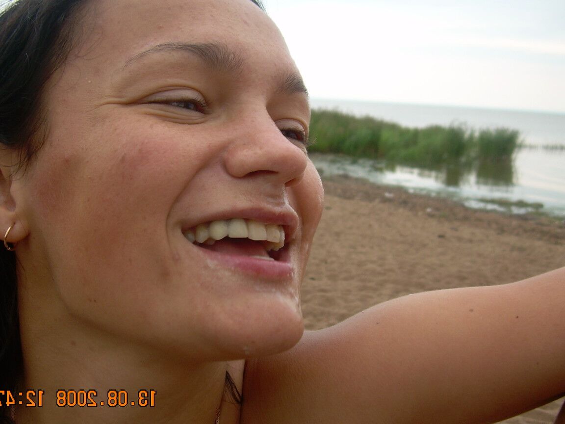 21P La joven amateur Mila juega desnuda y recibe una follada y un facial junto al río