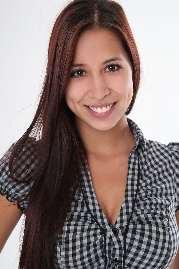 16P A doce adolescente Paula Shy modela sem nudez antes de mostrar sua vulva nua