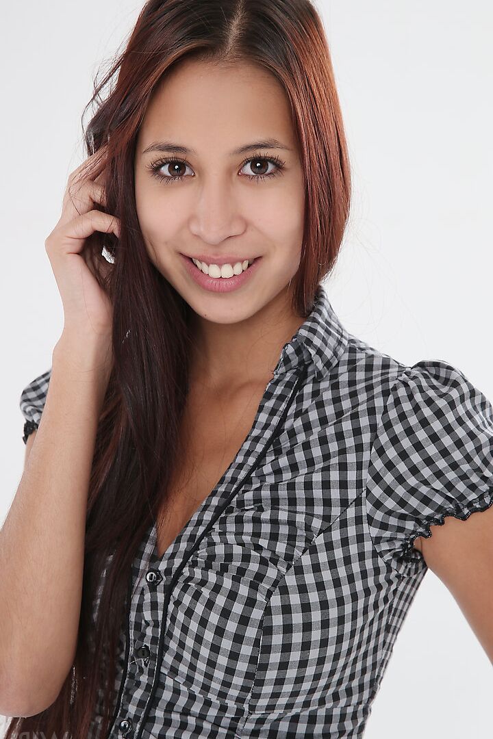 16P A doce adolescente Paula Shy modela sem nudez antes de mostrar sua vulva nua