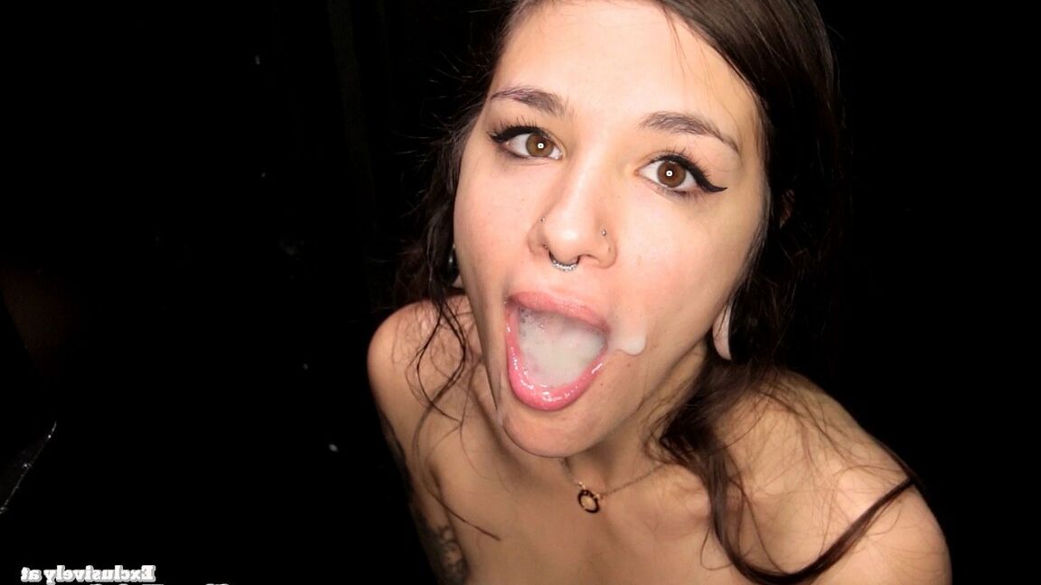 18P A jovem tatuada Luna faz um enorme gozo com 14 boquetes suculentos no Gloryhole