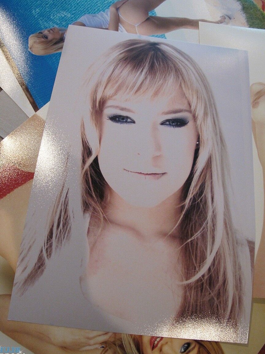 17P Las preciosas modelos húngaras Blue Angel y Sophie Moone en una sesión de fotos erótica