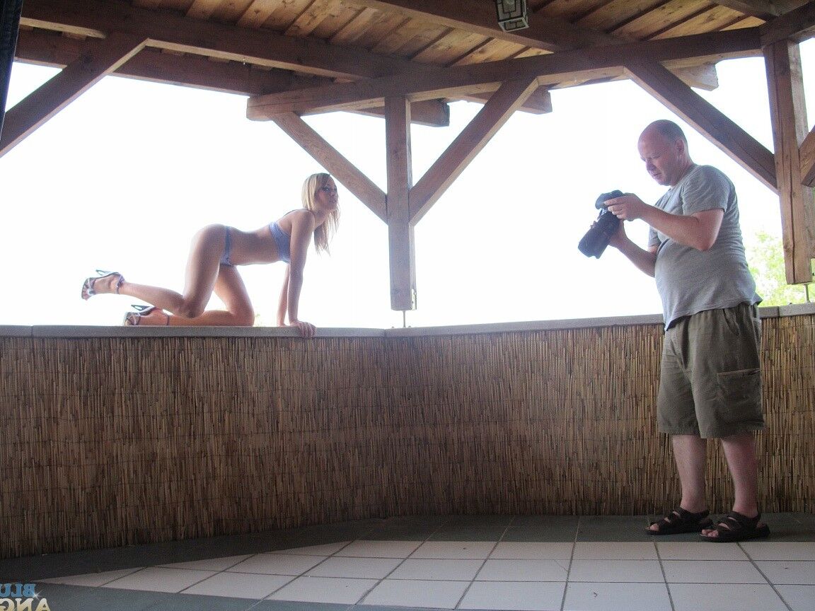 17P Las preciosas modelos húngaras Blue Angel y Sophie Moone en una sesión de fotos erótica