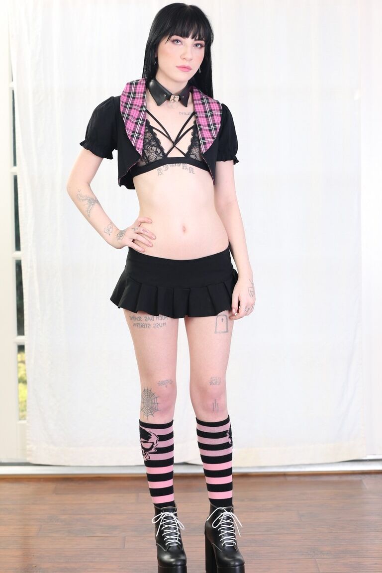 17P Slim emo girl Chalotte Sartre abrindo as pernas para mostrar sua bucetinha apertada