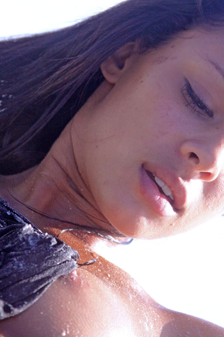 21P エキゾチックな十代の美女ダニカ A がセクシーな日焼けした体を披露