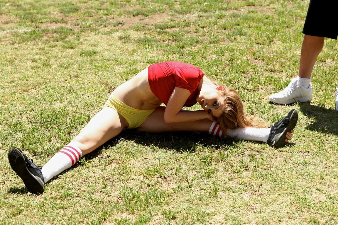21P Adolescente deportiva de tetas naturales Faye Reagan hace una mamada y se la follan duro