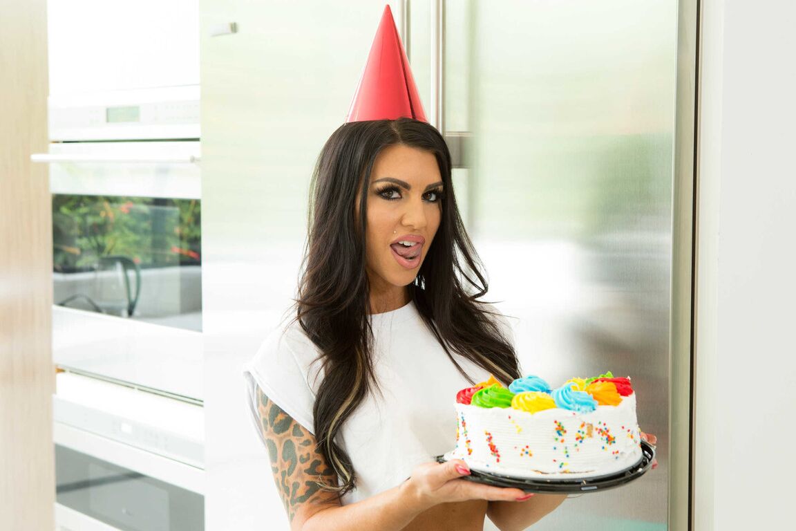 21P La magnifique brune Melissa Lynn fait une pipe et se fait baiser par une grosse bite
